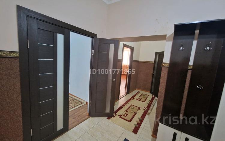 2-комнатная квартира · 90 м² · 2/9 этаж, мкр Нурсая, Султанахмет Кожыков за 250 000 ₸ в Атырау — фото 2
