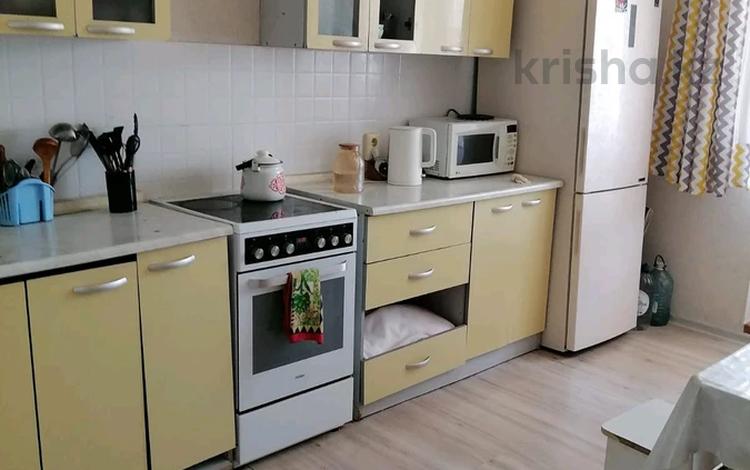 2-комнатная квартира · 84 м² · 8/15 этаж, ул. Жакыпа Омарова 10 за 34.5 млн ₸ в Астане, р-н Байконур — фото 2