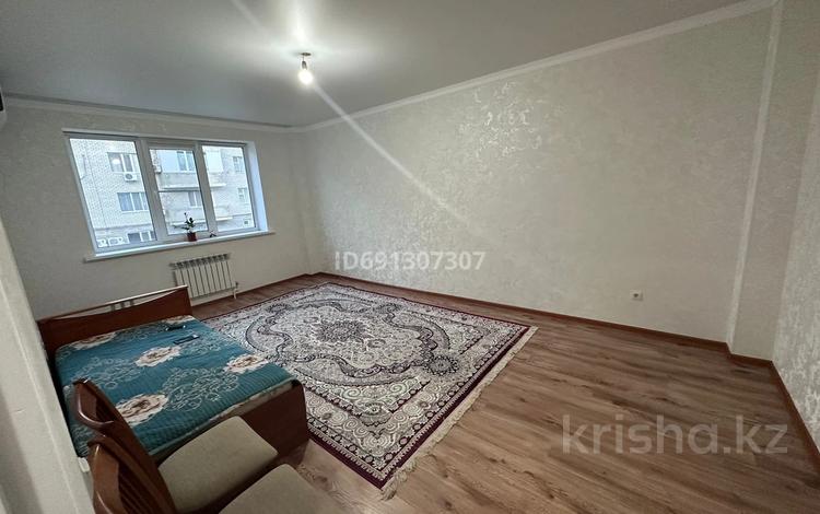 2-комнатная квартира, 63 м², 2/5 этаж, мкр Береке за 23 млн 〒 в Атырау, мкр Береке — фото 2