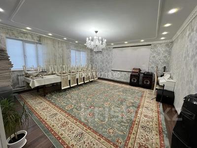 Продажа домов и дачи в Атырауской обл.: Отдельный дом · 5 комнат · 192 м² · 13 сот., Теңдік көшесі за 28 млн 〒 Отдельный дом · 5 комнат · 192 м² · 13 сот., Теңдік көшесі за 28 млн 〒 в Атырау