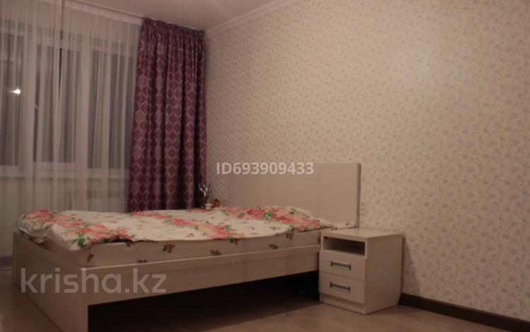 1-комнатная квартира, 33 м², 3/9 этаж помесячно, Камзина 60 за 150 000 〒 в Павлодаре — фото 2