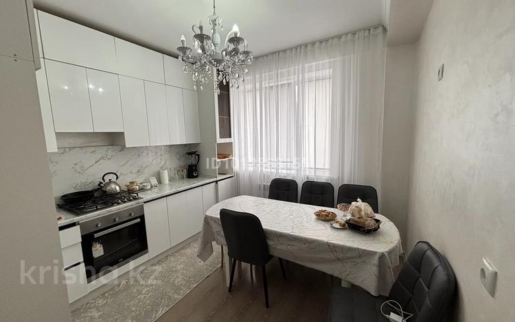 3-комнатная квартира · 80 м², мкр Береке, 48 за 300 000 ₸ в Атырау — фото 2