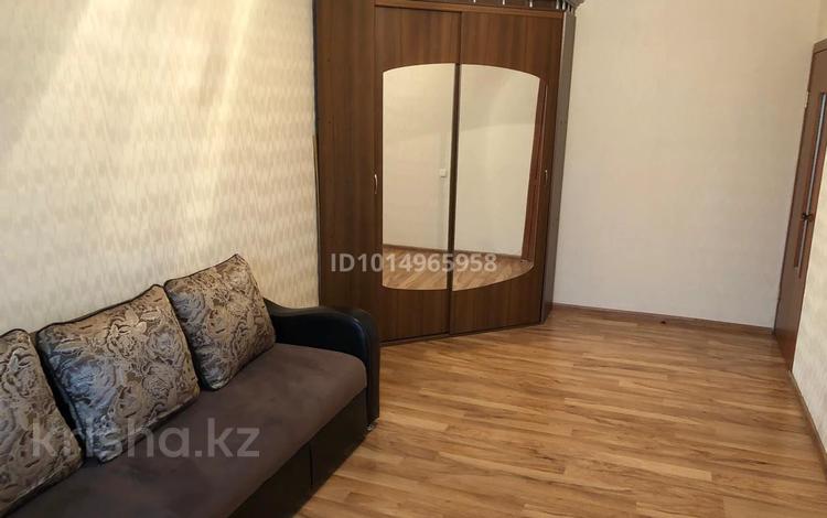 1-комнатная квартира · 32.3 м² · 4/5 этаж, мкр Юго-Восток, Республика 34 за 13 млн ₸ в Караганде, Казыбек би р-н — фото 2