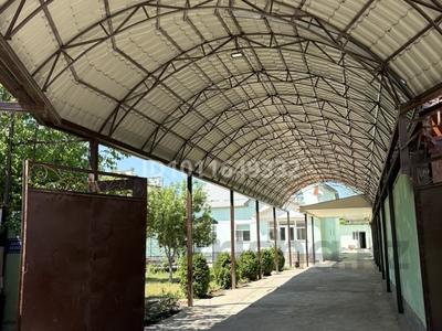 Жеке үй · 8 бөлме · 120 м² · 17 жүзд., мкр Малый Самал 25 — Продаётся участок с домом 17 соток в престижном и одном из самых дорогих районов города. Улица Бекбоснова, пересечение с Рыскулбекова — отличная локация с высоким статусом и солидным окружением. В районе проживают обеспеченные и влиятельные люди, что подчёркивает ценность и уровень данного места. Рядом находятся мост, стадион «Кажымукан», а также школы №47, №75 и №77. В шаговой доступности студенческий городок, развитая инфраструктура, удобные подъездные пути. Район активно развивается, недвижимость здесь всегда в цене и пользуется высоким спросом. Отличный вариант для строительства элитного дома или выгодной инвестиции. Серьёзным покупателям — хорошее предложение в топовой локации., бағасы: 180 млн ₸ в Шымкенте, Туран р-н