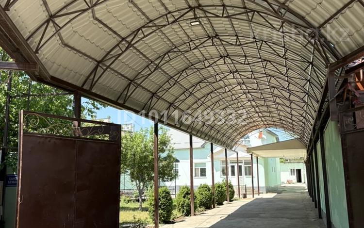 Жеке үй · 8 бөлме · 120 м² · 17 жүзд., мкр Малый Самал 25 — Продаётся участок с домом 17 соток в престижном и одном из самых дорогих районов города. Улица Бекбоснова, пересечение с Рыскулбекова — отличная локация с высоким статусом и солидным окружением. В районе проживают обеспеченные и влиятельные люди, что подчёркивает ценность и уровень данного места. Рядом находятся мост, стадион «Кажымукан», а также школы №47, №75 и №77. В шаговой доступности студенческий городок, развитая инфраструктура, удобные подъездные пути. Район активно развивается, недвижимость здесь всегда в цене и пользуется высоким спросом. Отличный вариант для строительства элитного дома или выгодной инвестиции. Серьёзным покупателям — хорошее предложение в топовой локации., бағасы: 180 млн ₸ в Шымкенте, Туран р-н — фото 2