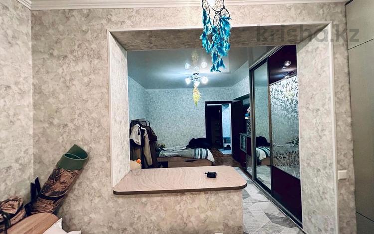 3-комнатная квартира, 64 м², 2/5 этаж, мкр Жулдыз-1 11 за 35.6 млн 〒 в Алматы, Турксибский р-н — фото 2
