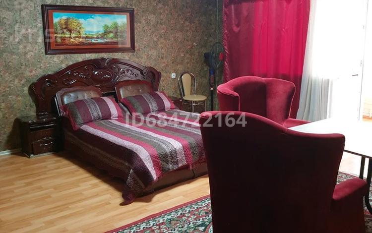 1-комнатная квартира, 49 м², 1/9 этаж посуточно, Астана 7/1 за 9 000 〒 в Павлодаре — фото 2