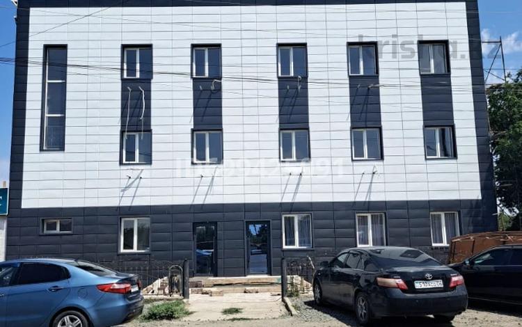 Свободное назначение, офисы, склады, общепит, салоны красоты, бани, гостиницы и зоны отдыха, медцентры и аптеки · 600 м² за 2.1 млн 〒 в Атырау, мкр Атырау — фото 4