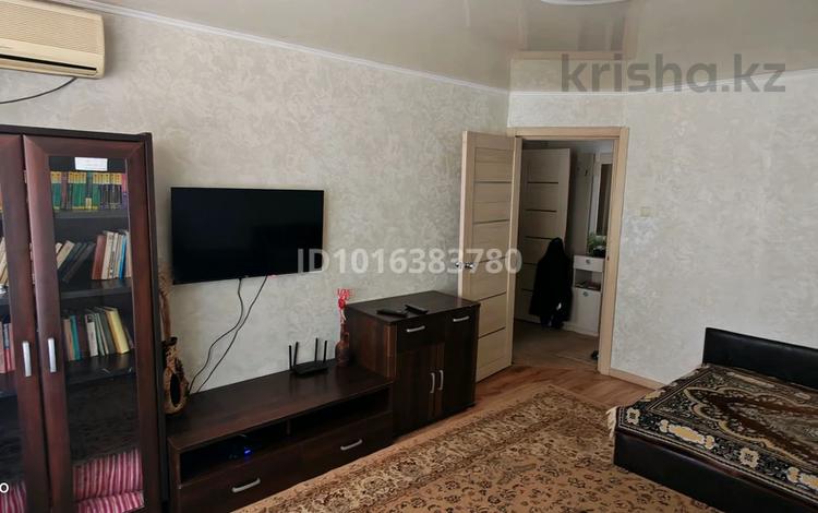 2-комнатная квартира · 50 м² · 1/5 этаж, мкр Центральный, Махамбета 112 — Атырау-Жарык за 10 000 ₸ — фото 2