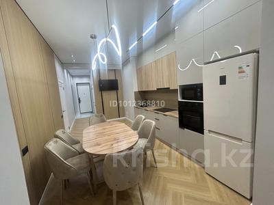 2-бөлмелі пәтер · 55 м² · 16/25 қабат, мкр Шымсити, Байдибек би 127/7 16/24 — Жк Capital city жаңа үлгідегі заманауи бизнес класс үй кешені,тұрғындарға кинотеатр,спорт зал,бильярд,йога,би,балалар ойын болмесі бар.Үйдің ішіне келер болсақ бытовой техниканың барлығы Сулпактан алынған оригинал техникалар гарантиясымен керек десеңіз посуда жуатын техникаға дейін орнатылған.Жаңа квартира.3 блок 16 этаж й, бағасы: 39.5 млн ₸ в Шымкенте, Абайский р-н