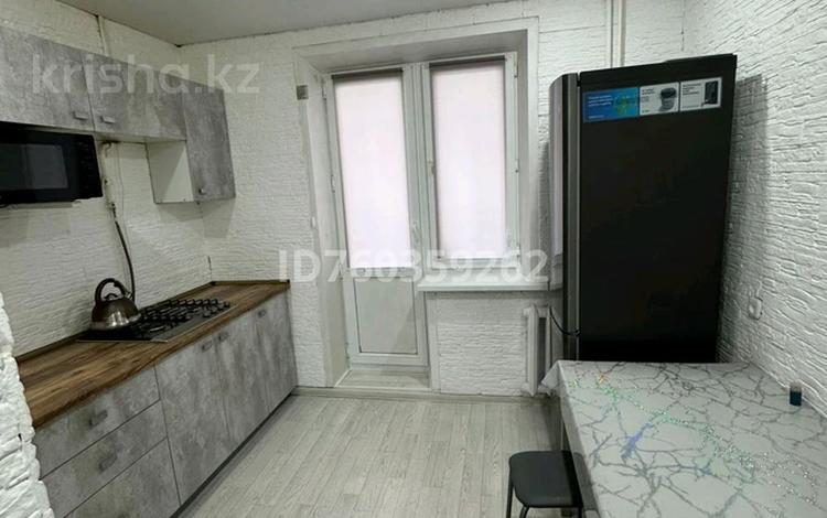 1-комнатная квартира · 40 м² · 1/5 этаж, мкр 4 6 за 130 000 ₸ в Уральске — фото 2