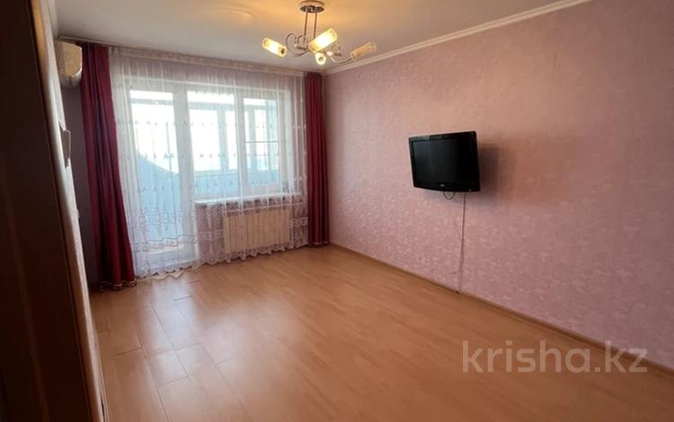 2-комнатная квартира, 53.5 м², 8/9 этаж, мкр 8 за 15 млн 〒 в Актобе, мкр 8 — фото 2