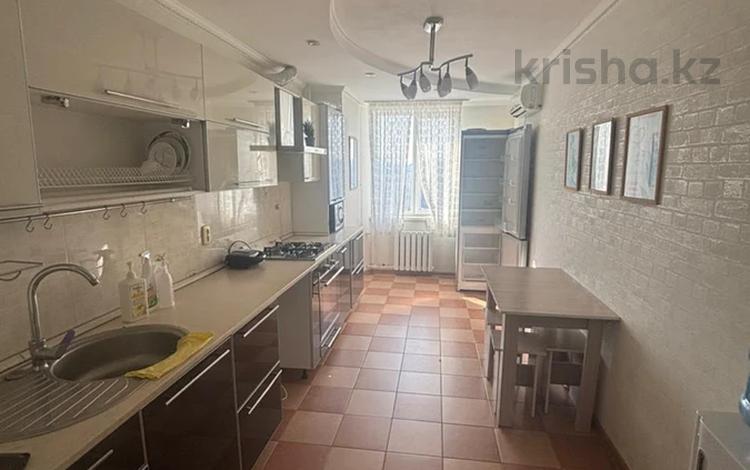 3-комнатная квартира · 103.7 м² · 8/10 этаж, Старый город, Набережная 86 за 250 000 〒 в Актобе — фото 2