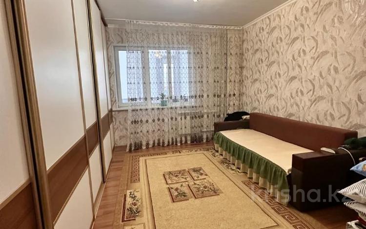 3-комнатная квартира, 100 м², 7/10 этаж, мкр. Алтын орда, Алии Молдагуловой за 30.5 млн 〒 в Актобе, мкр. Алтын орда — фото 2