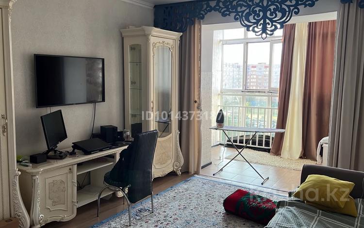 1-комнатная квартира · 50 м² · 7/9 этаж, 10 мкрн 25 за 140 000 ₸ в Аксае — фото 2