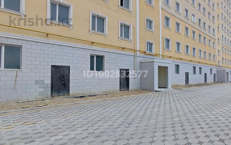 Свободное назначение, офисы, магазины и бутики, склады, общепит, салоны красоты, бани, гостиницы и зоны отдыха, фитнес и спорт, медцентры и аптеки, образование, развлечения, конференц-залы, кабинеты и рабочие места, студии · 400 м² за ~ 1.4 млн 〒 в Актау, 16-й мкр  — фото 2