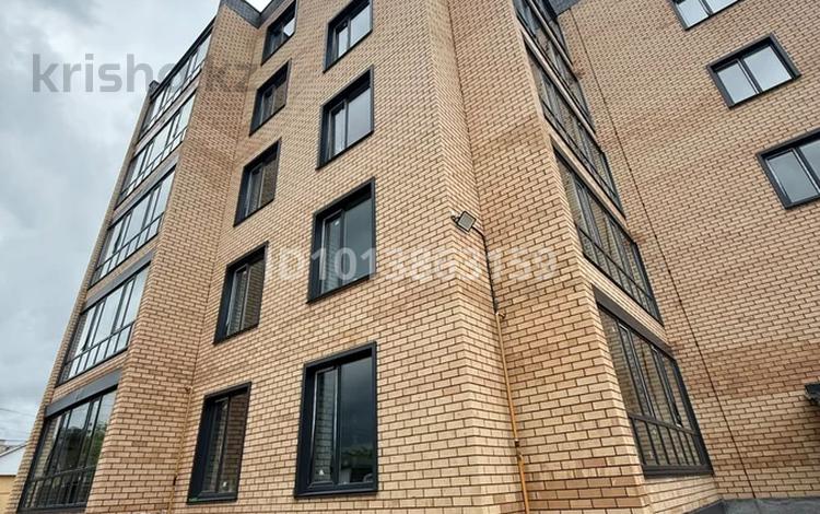 2-бөлмелі пәтер · 55 м² · 2/5 қабат, 8 марта 98, бағасы: 22 млн ₸ в Уральске — фото 2