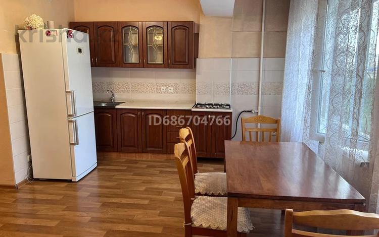 2-комнатная квартира, 42 м², 4/9 этаж помесячно, мкр Самал 5 — Пересечение улиц Достык-Жолдасбекова, через дорогу от Dostyk Plaza