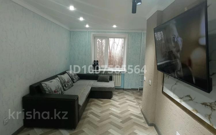 2-бөлмелі пәтер · 42 м² · 1/5 қабат, Пришахтинск, Пришахтинск, 21й микрорайон, бағасы: 13.5 млн ₸ в Караганде, Алихана Бокейханова р-н — фото 2