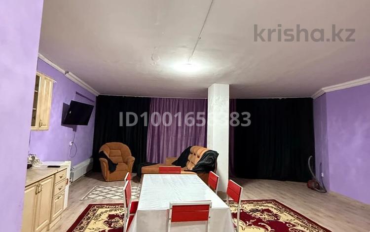 2-бөлмелі пәтер · 80 м², 11 ш/а. 112в — Ақтобе ажары, бағасы: 13 000 ₸ в Актобе, мкр 11 — фото 2