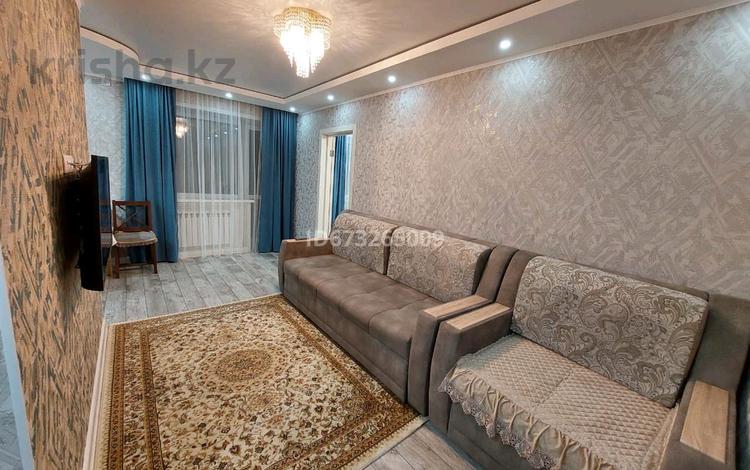 2-комнатная квартира, 55 м², 2 этаж по часам, проспект Бухар-жырау 52 за 3 000 〒 в Караганде — фото 2