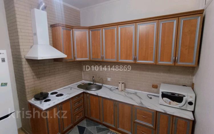 2-комнатная квартира · 63 м² · 5/11 этаж, мкр Жетысу-3 59 за 300 000 ₸ в Алматы, Ауэзовский р-н — фото 2