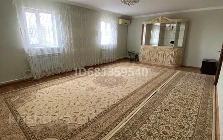 Отдельный дом • 3 комнаты • 110 м² • 10 сот., Роза Багланова за 30 млн 〒 в Атырау — фото 2