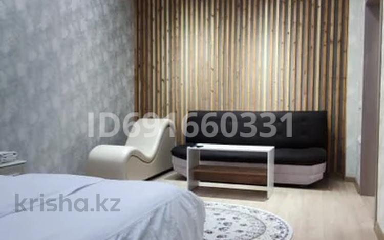 1-комнатная квартира, 45 м², 4/12 этаж посуточно, Кунаева за 17 000 〒 в Шымкенте — фото 2