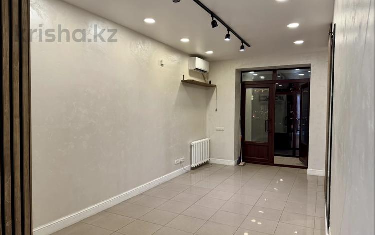 Свободное назначение, офисы, магазины и бутики, склады, салоны красоты, бани, гостиницы и зоны отдыха, фитнес и спорт, медцентры и аптеки, образование, развлечения, конференц-залы, кабинеты и рабочие места, студии · 50 м² за 750 000 〒 в Алматы, Медеуский р-н — фото 2