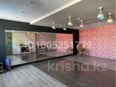 Свободное назначение, офисы, салоны красоты, фитнес и спорт, образование, развлечения, конференц-залы, кабинеты и рабочие места, студии · 85 м² за 115 999 〒 в Караганде, Алихана Бокейханова р-н