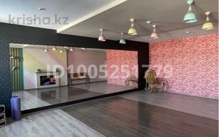 Свободное назначение, офисы, салоны красоты, фитнес и спорт, образование, развлечения, конференц-залы, кабинеты и рабочие места, студии · 85 м² за 115 999 〒 в Караганде, Алихана Бокейханова р-н — фото 2