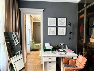 3-комнатная квартира · 156 м² · 6/7 этаж, Карашаш ана 16 за 300 млн 〒 в Астане, Нура р-н