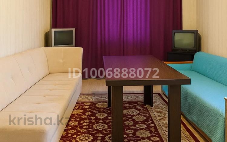 4-бөлмелі пәтер · 100 м² · 3/5 қабат, Абылайхана 24 — Абылайхана Райымбек көшелерінің қиылысы, бағасы: 16 000 ₸ в Алматы, Алмалинский р-н — фото 2