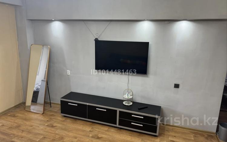 1-комнатная квартира · 45 м² · 8/8 этаж, мкр Тастак-3 1 — Толе Би - Розыбакиева за 250 000 ₸ в Алматы, Алмалинский р-н — фото 2