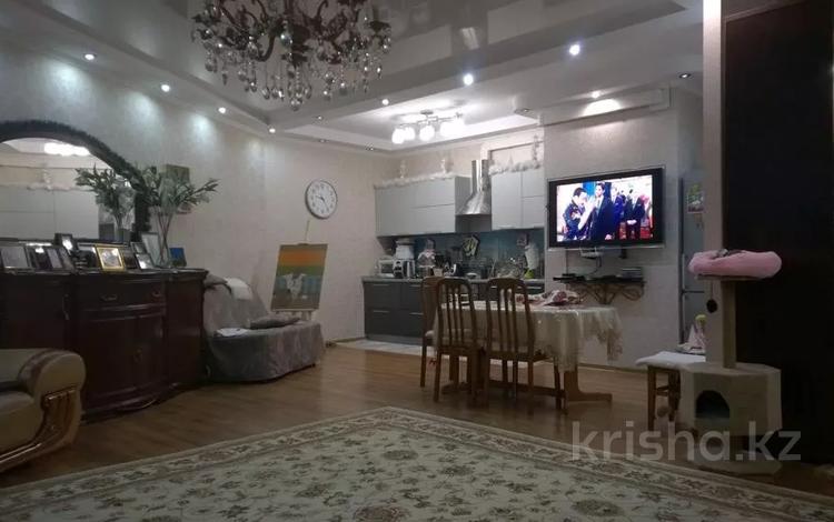 2-комнатная квартира, 100 м² помесячно, Аль Фараби 7 за 400 000 〒 в Алматы — фото 2