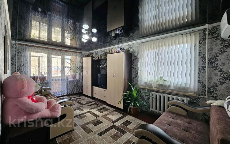 2-комнатная квартира, 43 м², 2/5 этаж, абая за 10.5 млн 〒 в Темиртау — фото 2