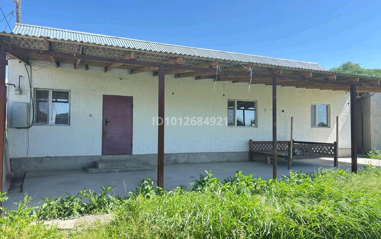 Отдельный дом · 2 комнаты · 80 м² · 67 сот., мкр Акбулым, Ақбұлым ш/а. за 30 000 ₸ в Таразе — фото 2