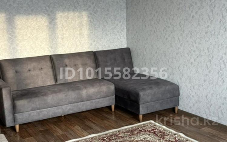 2-комнатная квартира · 64 м² · 8/9 этаж, мкр Аксай-5 16 за 280 000 ₸ в Алматы, Ауэзовский р-н — фото 2