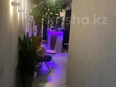 Свободное назначение, офисы, магазины и бутики, склады, салоны красоты, фитнес и спорт, медцентры и аптеки, образование, кабинеты и рабочие места, студии · 85 м² за 800 000 ₸ в Алматы, Алмалинский р-н