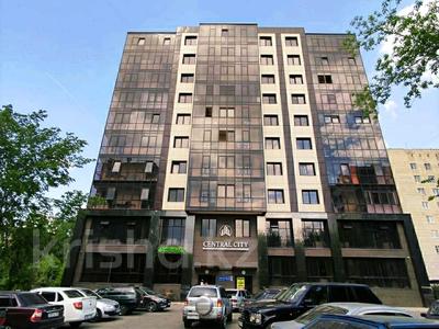 1-комнатная квартира, 45 м², 5 этаж посуточно, улица Кабанбай Батыра 152/2 за 12 000 〒 в Усть-Каменогорске