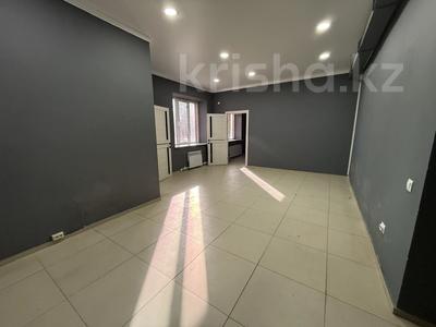 Свободное назначение, офисы, магазины и бутики, склады, салоны красоты, медцентры и аптеки, образование, кабинеты и рабочие места, студии · 472 м² за 800 000 〒 в Актобе, мкр. Алтын орда