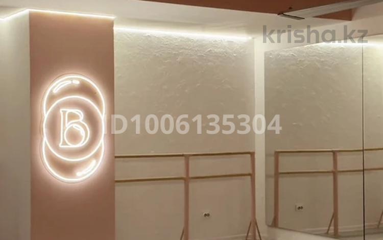 Офисы, магазины и бутики, салоны красоты, фитнес и спорт, кабинеты и рабочие места, студии · 70 м² за 900 000 〒 в Алматы, Медеуский р-н — фото 2