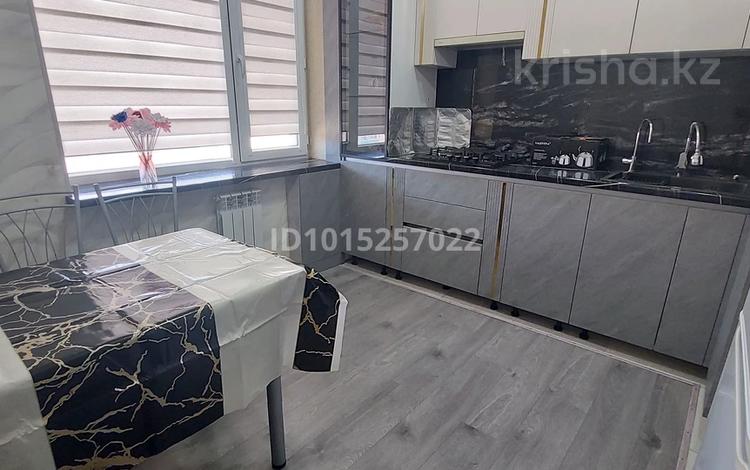 2-комнатная квартира · 60 м² · 5/5 этаж, 34-й мкр 18 — Возле род дома за 150 000 ₸ в Актау — фото 2