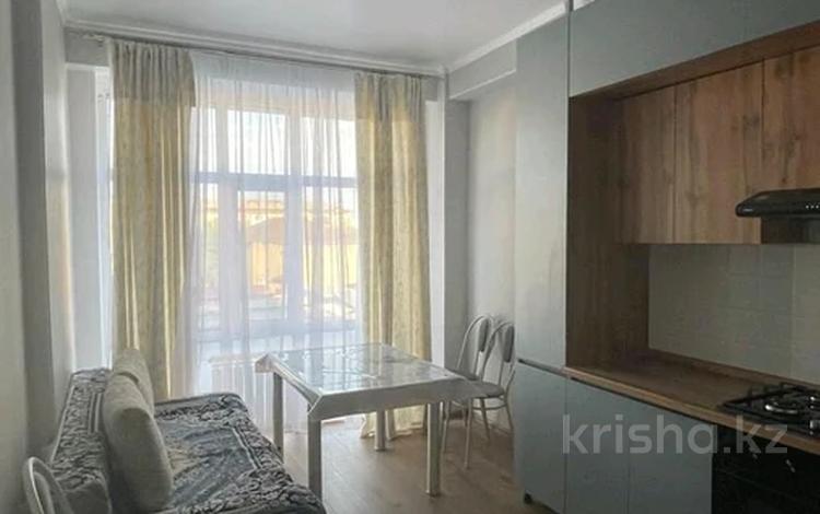 1-комнатная квартира, 38 м², 3/6 этаж помесячно, 4микр 61