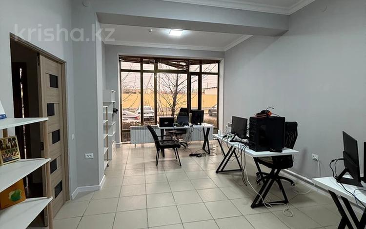 Свободное назначение, офисы, склады, салоны красоты, образование, конференц-залы, кабинеты и рабочие места, студии · 35 м² за 150 000 〒 в Шымкенте, Туран р-н — фото 4