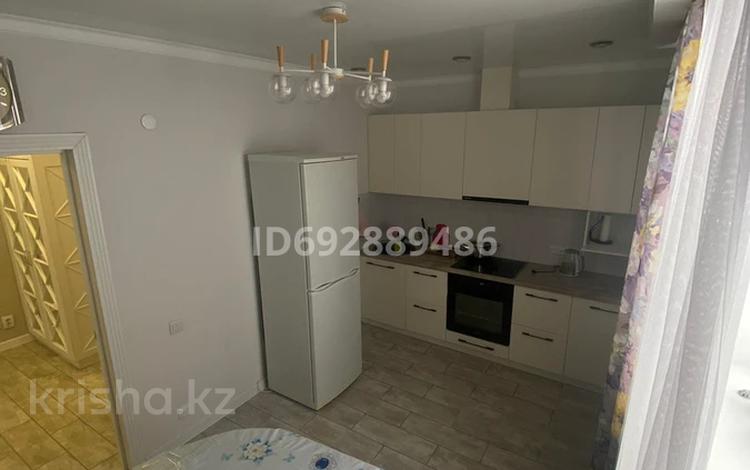 1-комнатная квартира, 47 м², 3/5 этаж помесячно, Габдуллина 43 — Возле ЦОНА