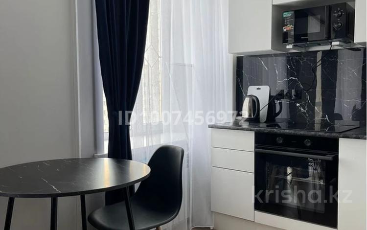 1-комнатная квартира · 40 м² · 8/9 этаж, мкр Новый Город, Нуркена Абдирова 32 за 1 000 ₸ в Караганде, Казыбек би р-н — фото 2