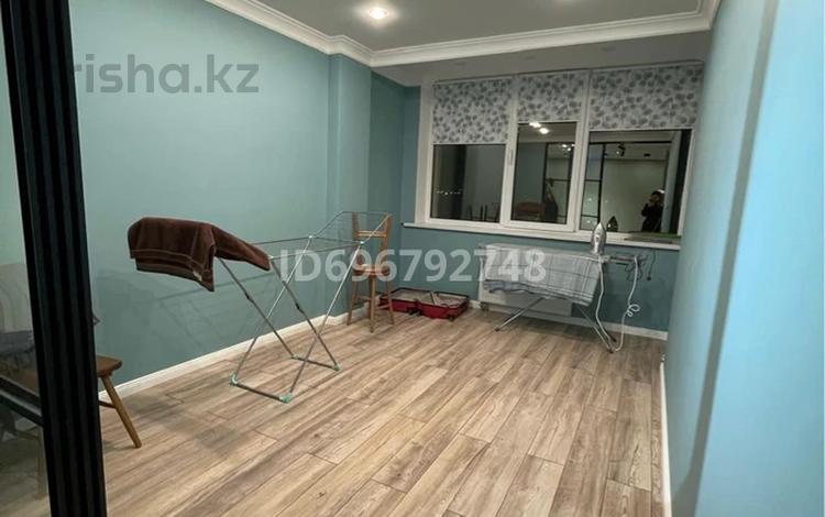 2-бөлмелі пәтер · 80 м² · 3/9 қабат, Айтеке би 30а — 5 поликлиника, бағасы: 300 000 ₸ в Атырау — фото 2