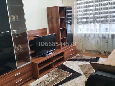 2-бөлмелі пәтер, 50 м², 3/5 қабат тәулігіне, мкр Центральный, Валиханова 9 а — Валиханова, бағасы: 10 000 〒 в Атырау, мкр Центральный