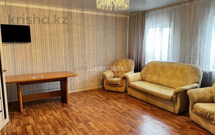 3-комнатная квартира, 85 м² посуточно, Ауэзова за 25 000 〒 в Щучинске — фото 2